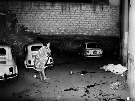 Palermo, 1976. Vincenzo Battaglia, era uscito per comprare i cannoli. Lo hanno ucciso al buio, tra la spazzatura. Sua moglie aveva cercato invano di aiutarlo. Black and white photograph - Image 3 of 13