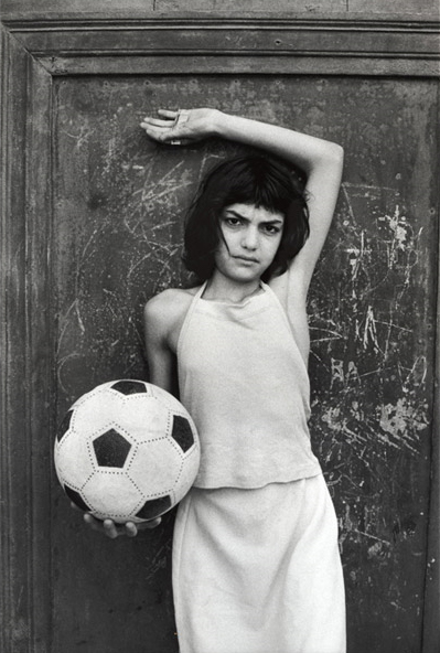 Palermo.1980. Quartiere La Cala - La bambina con il pallone. Black and white photograph - Image 8 of 13