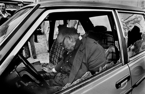 Palermo, 1979. Il giudice Cesare Terranova, Deputato comunista, membro della Commissione Parlamentare Antimafia, è stato appena ucciso in un agguato. Il maresciallo Lenin Mancuso, addetto alla sua sorveglianza, è morto poco dopo in ospedale. Black and white photograph - Image 9 of 13