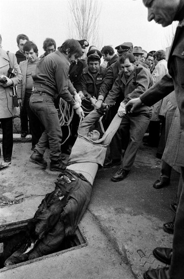 Palermo, 1976. Rubava il rame nei tombini dell'energia elettrica per sfamare i suoi figli. Black and white photograph - Image 12 of 13