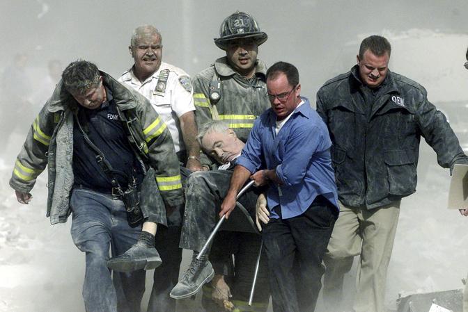 11 settembre 2001: soccorritori al lavoro dopo l'attentato al World Trade Center a New York. Le vittime sono state 2.974, più i 19 dirottatori (Shannon Stapleton/Reuters)