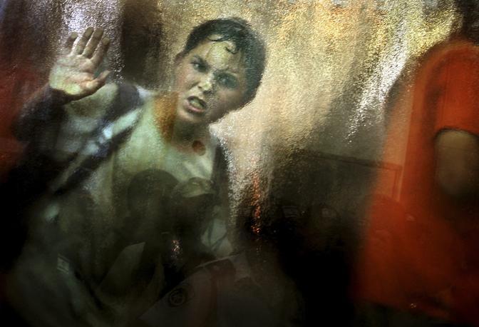 Agosto 2005: un bambino israeliano osserva dalla finestra di una sinagoga lo smantellamento di una comunità palestinese da parte dei soldati a Gush Katif (Damir Sagolj/Reuters)