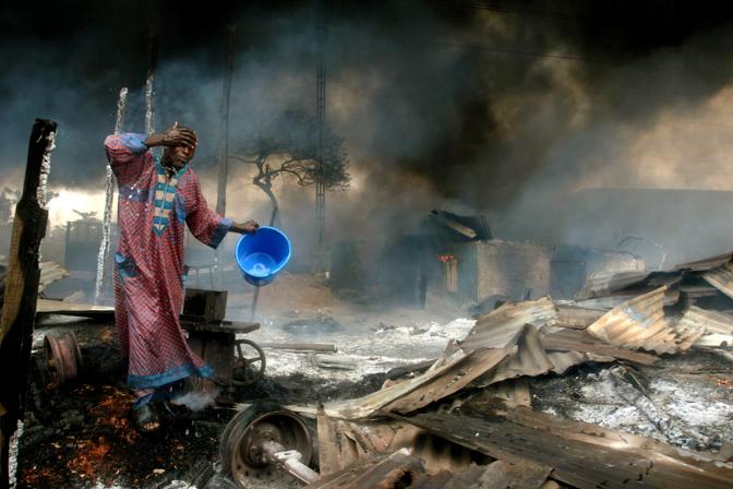 Dicembre 2006: l'esplosione di un oleodotto a Lagos in Nigeria. Le vittime sono state circa 500 (Akintunde Akinleye/Reuters)