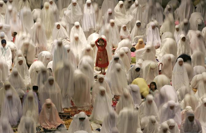 Agosto 2008: musulmani in preghiera in una moschea di Surabaya, a Giava, nel primo giorno del Ramadan (Sigit Pamungkas/Reuters)