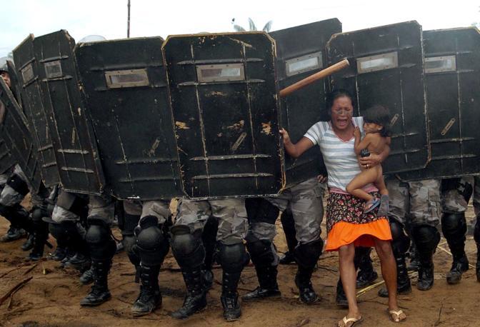 Marzo 2008: una donna cerca di opporsi alla polizia durante un'operazione di sgombero di esponenti del movimento Sem Terra da una proprietà privata a Manaus, in Amazzonia (Luiz Vasconcelos/Reuters)