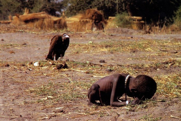 Kevin Carter, Kid and vulture photo (Sudan, 1994)