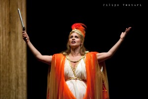 Anfitrione, con Debora Caprioglio