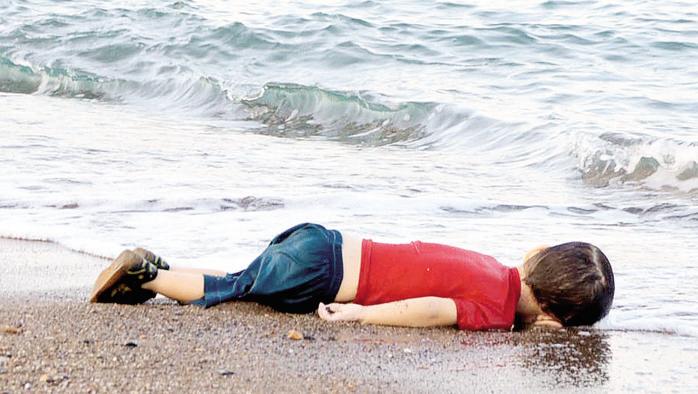Aylan, 3 anni, è morto annegato mentre, con altri migranti, da Bodrum cercava di raggiungere Kos (Nilufer Demir/DHA/Reuters)