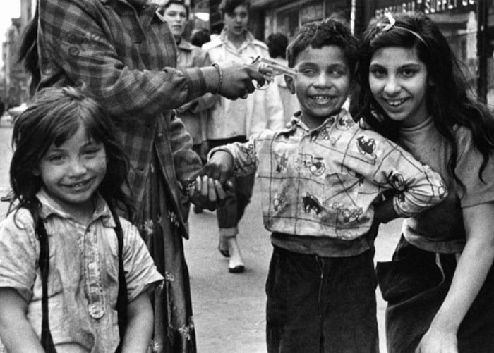 Gun 2, New York, 1954/1955, @William Klein